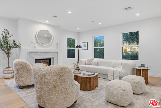 Foto del edificio - 4525 Greenbush Ave