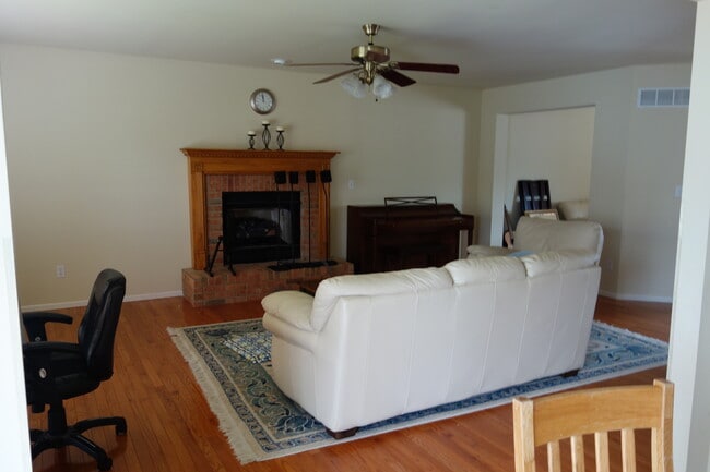 Building Photo - 114 Meadowgate Ct