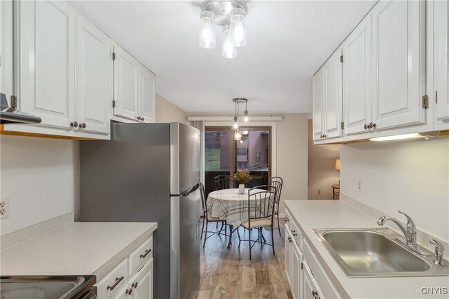 Foto del edificio - 327 Village Blvd N