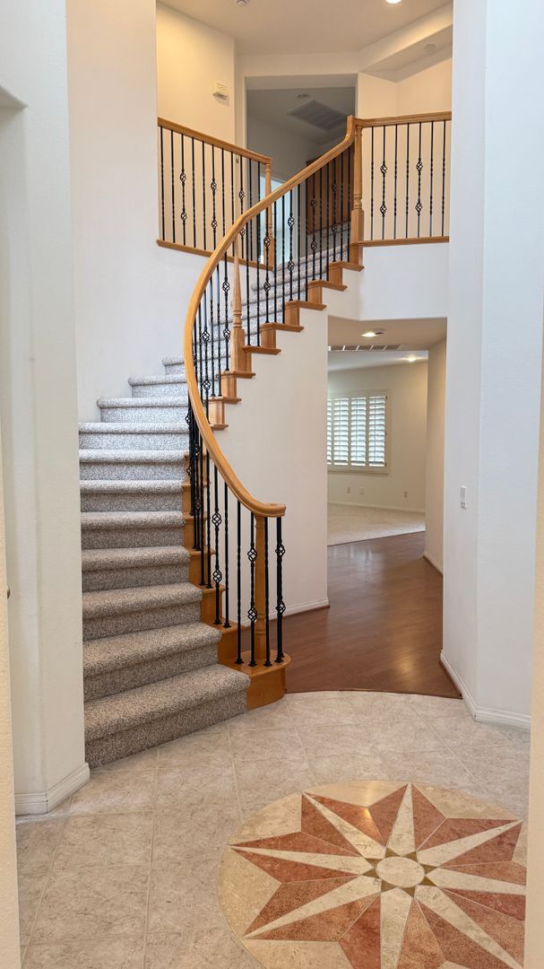 Foto del edificio - Spacious 4-Bedroom 3.5-Bath with Bonus Den...