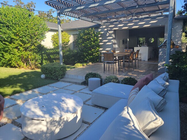 Patio trasero, comedor y parrilla al aire libre abiertos a la cocina. - 2401 California Ave
