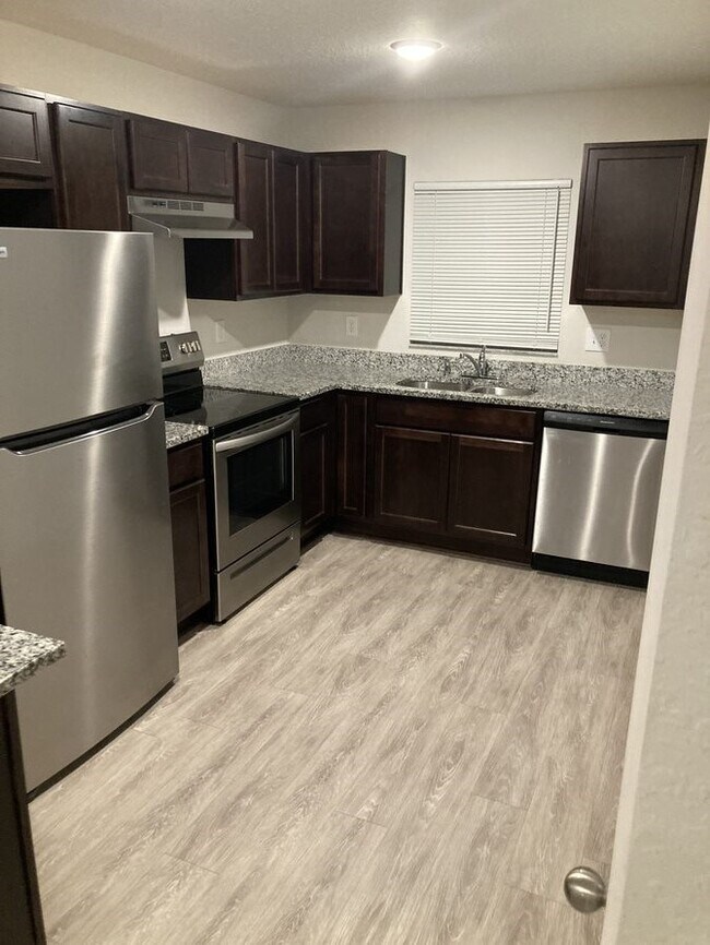 Foto del edificio - AVAILABLE NOW! Dazzling 2BR/2BA Quad Unit ...