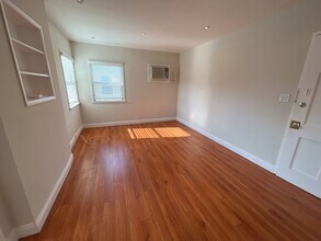 Building Photo - 1134 1/2-1006 E Chevy Chase Dr