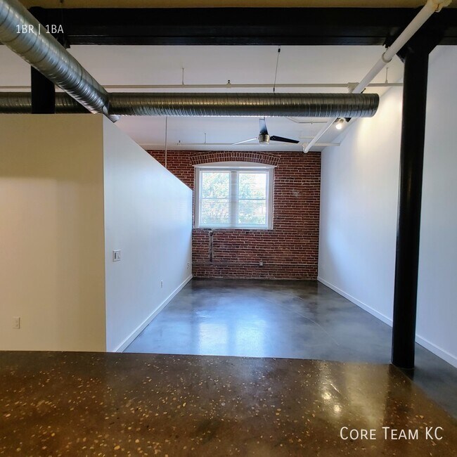 Building Photo - LARGE 1 bedroom available in River Market!