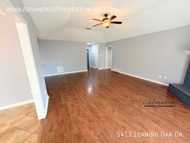Foto del edificio - 5412 Leaning Oak Dr
