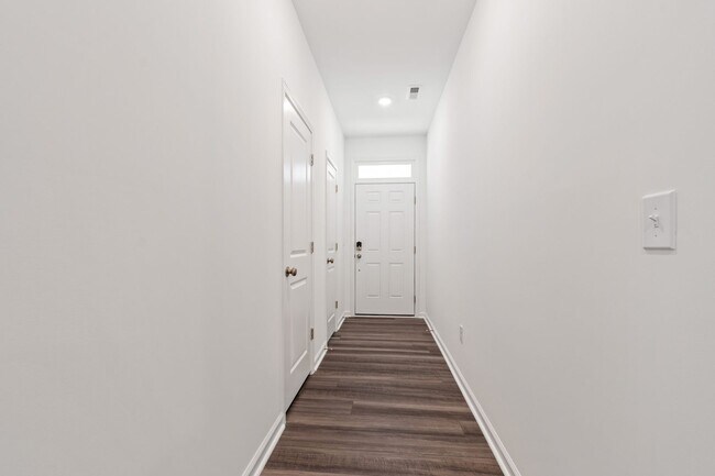 Foto del edificio - Modern 3-Bedroom Townhome Near Downtown Du...
