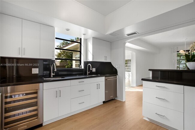 Foto del edificio - 2033 N Bay Rd