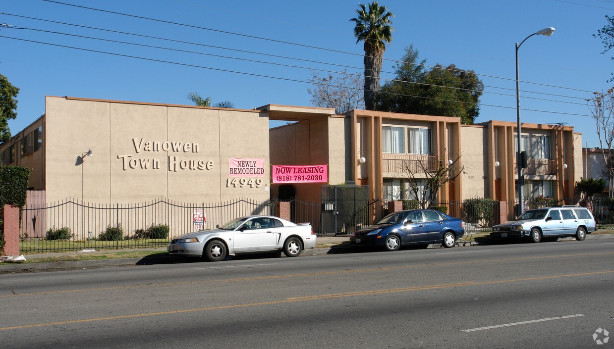 Vanowen Town House Apartments in Van Nuys, CA