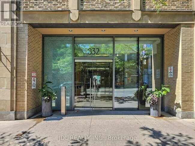 Photo du bâtiment - 832-832 Bay St.
