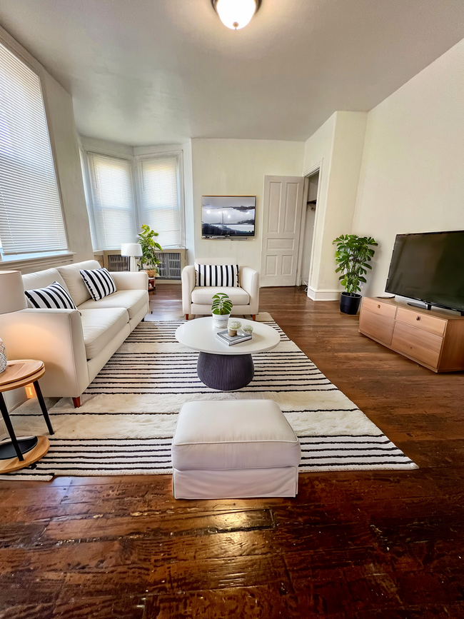 Foto del edificio - Spacious 2-Bedroom Apartment in Cathedral ...