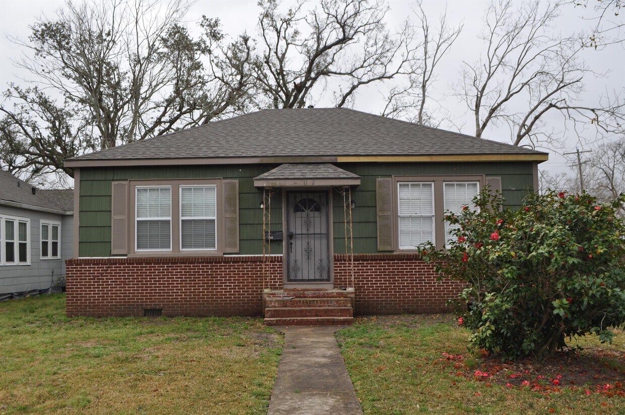 Primary Photo - 1002 10th St