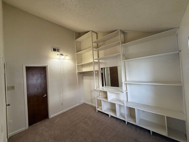 Building Photo - 3bd 2BA Townhouse