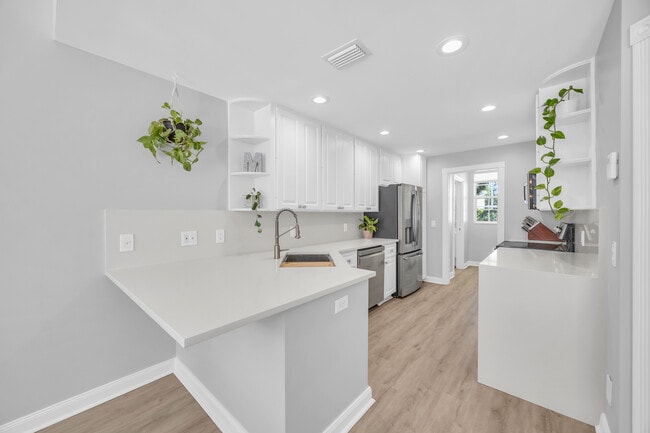 Kitchen/Open Concept - 418 Capistrano Dr