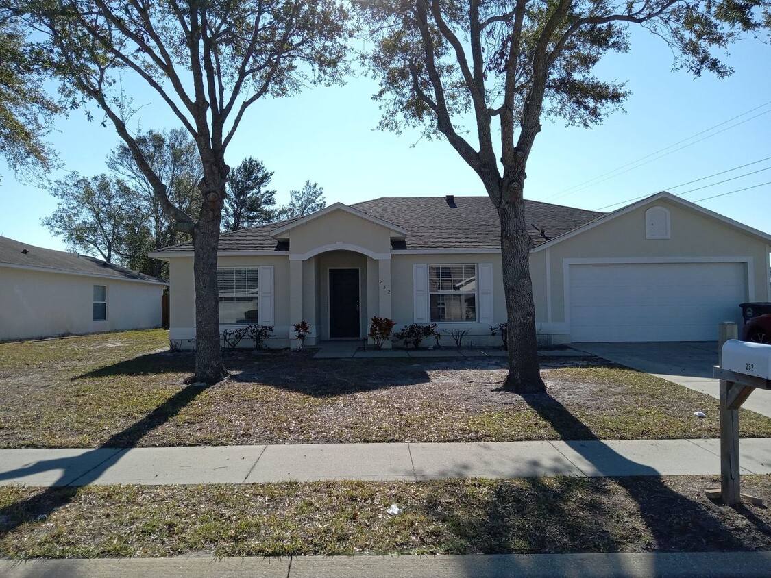 Primary Photo - Large Home in Fountain Lake Subdivision