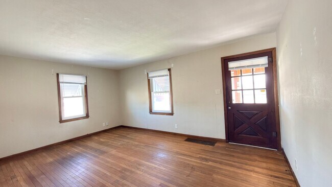 Building Photo - HOUSE....2 Bedroom 1 Bath