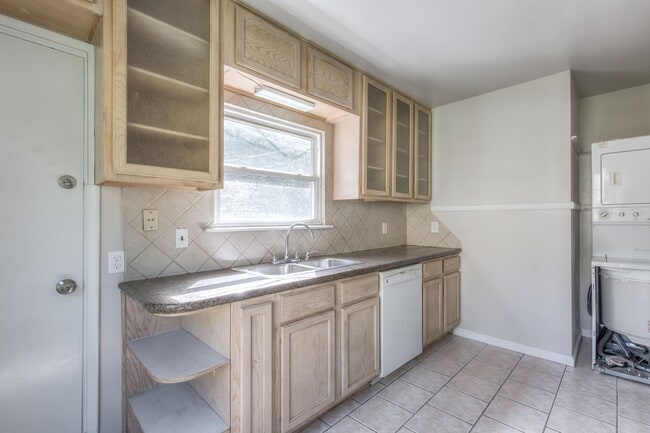 Building Photo - Great location for amazing 2 BED 1 BATH