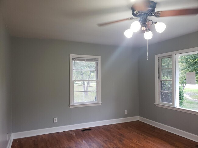 Foto del edificio - 4525 Cameron Rd