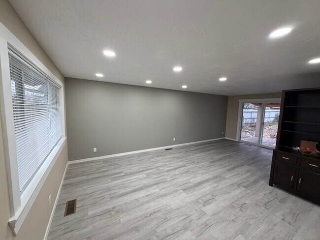 Building Photo - 4640 Wyoming Ave NE