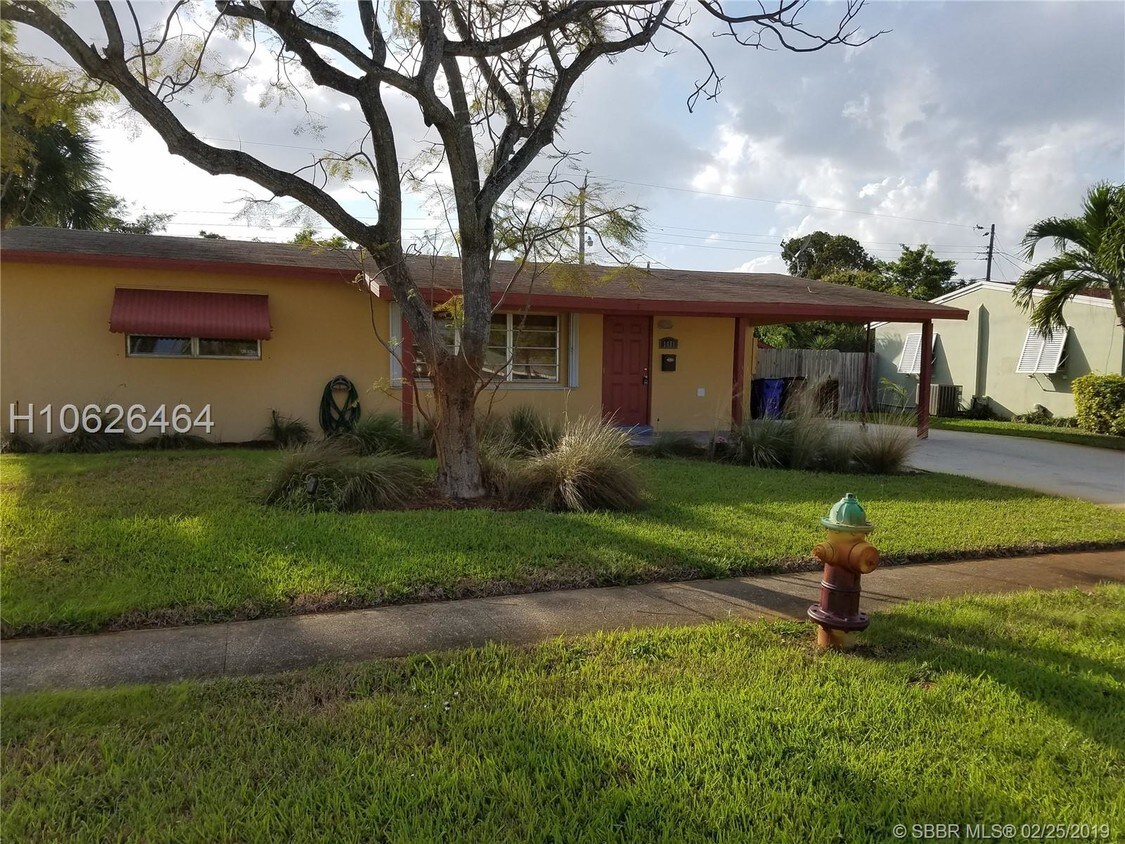 Primary Photo - 1401 S Deerfield Ave