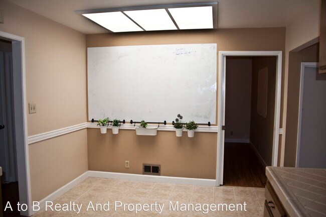 Building Photo - 4 br, 2 bath House - 1530 Hollenbeck Ave