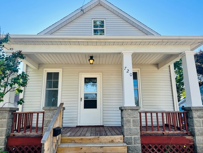 Building Photo - 720 S Sherman St