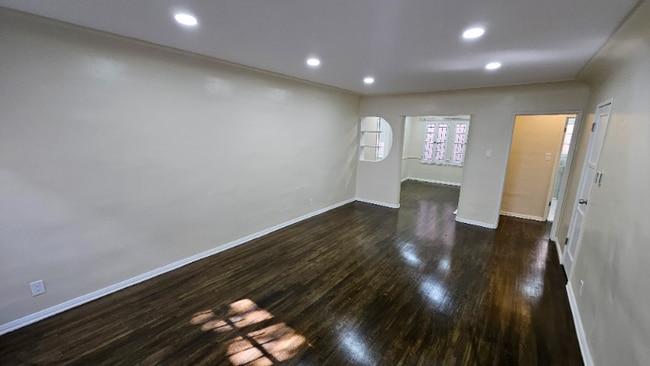 Foto del edificio - 120 N Gale Dr