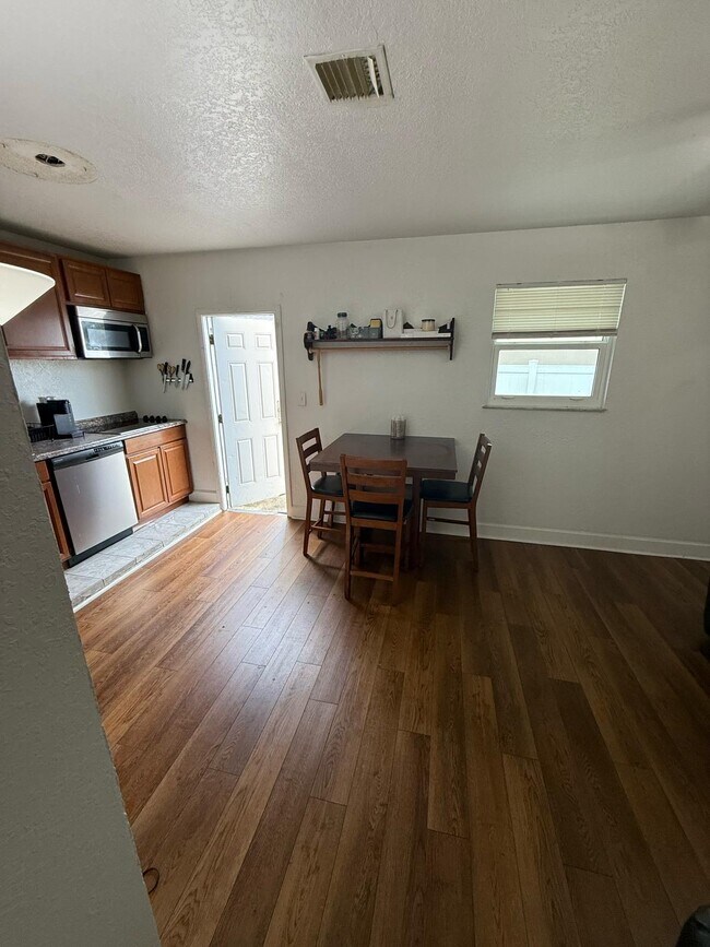 comedor/cocina - 670 NW Treemont Ave