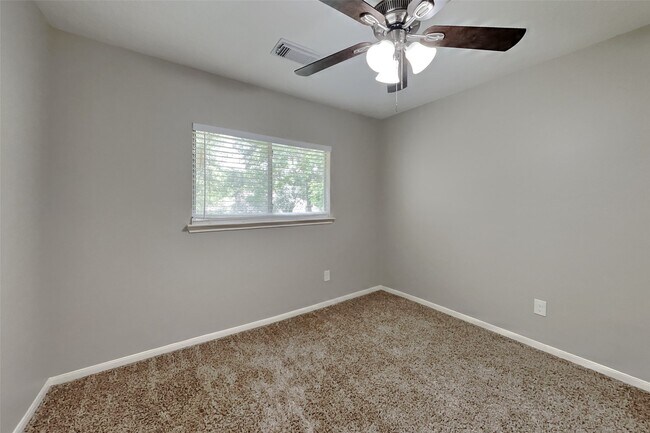 Building Photo - 16127 Hilton Head Ln