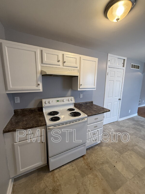 Building Photo - 10156 Cloverdale Dr