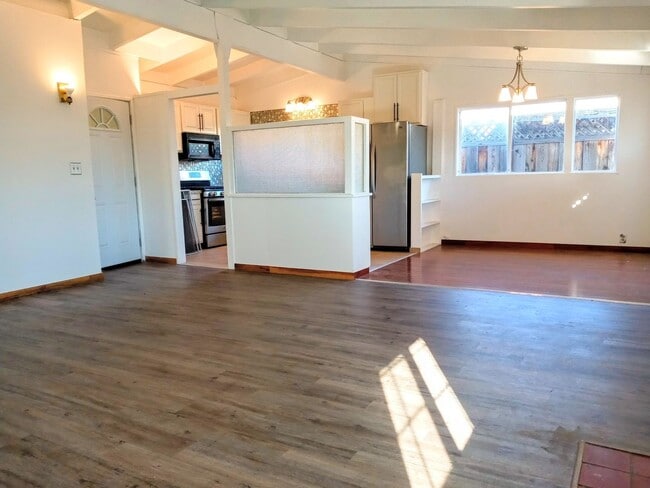 Building Photo - Refurbished 3bd Single Story House With Carport & Large Yards