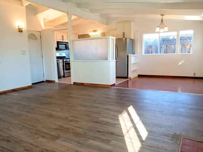 Foto del edificio - Refurbished 3bd Single Story House With Carport & Large Yards