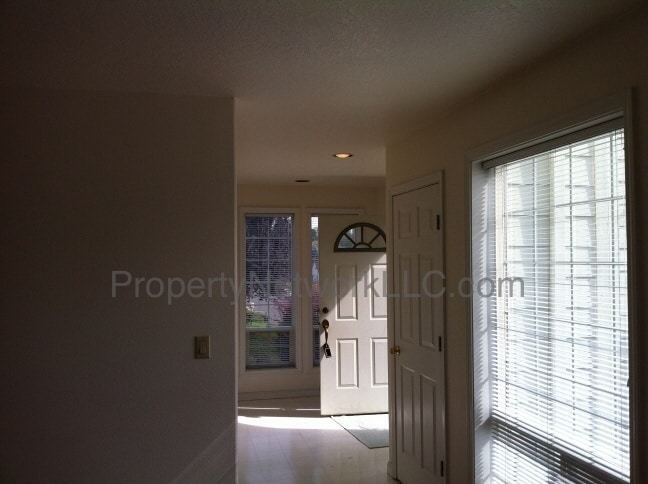 Building Photo - Great 4 Bedroom Home in Clackamas
