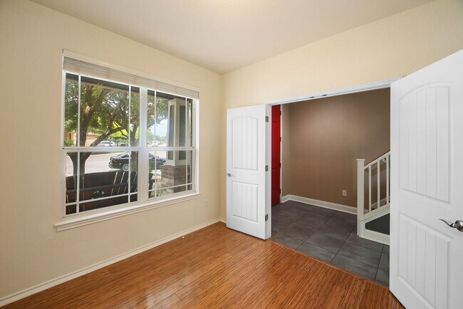 Foto del edificio - Charming Home Awaits: Spacious & Modern Li...