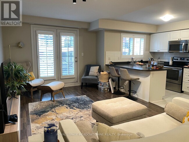 Building Photo - 2464 Post Rd