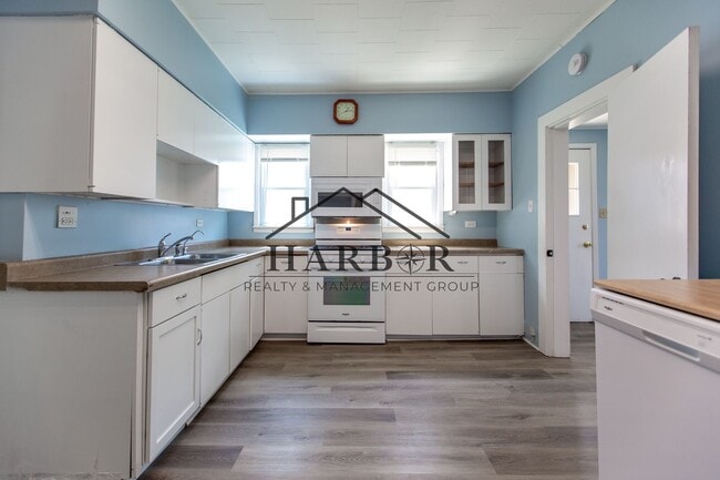 Foto del edificio - Large 3 Bedroom Apartment!