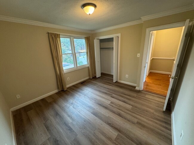 Building Photo - 109E Davis Ave SW