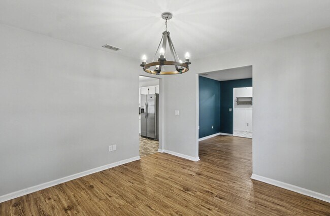 Foto del edificio - 404 Clairemore Ct