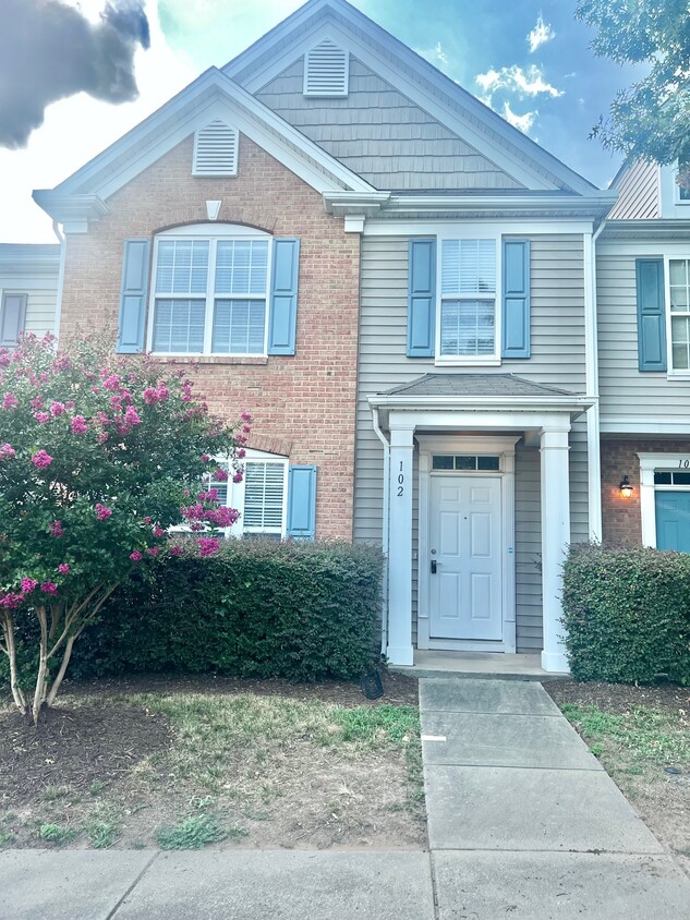 Primary Photo - 102 Walnut Woods Dr