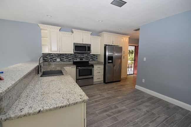 Building Photo - 1107 W Woodlawn Ave