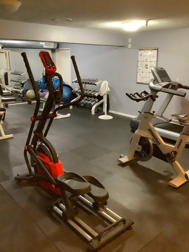Gimnasio - 5925 Canterbury Dr