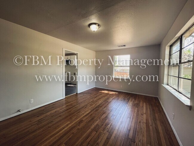 Foto del edificio - 410 N Flat St