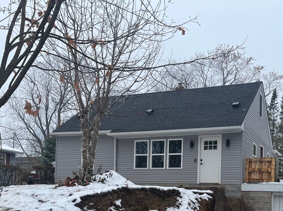 2557 Beacon St, Roseville, MN 55113 House for Rent in Roseville, MN