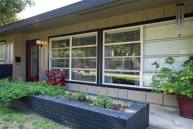 Building Photo - 2603 Albata Ave