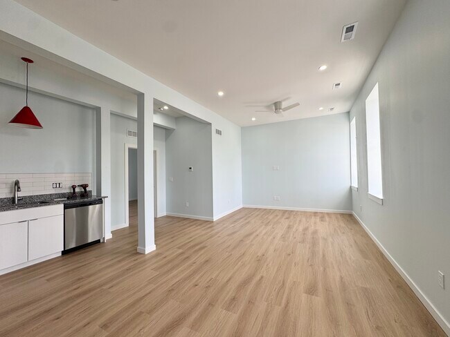 Building Photo - 517 Gillis St