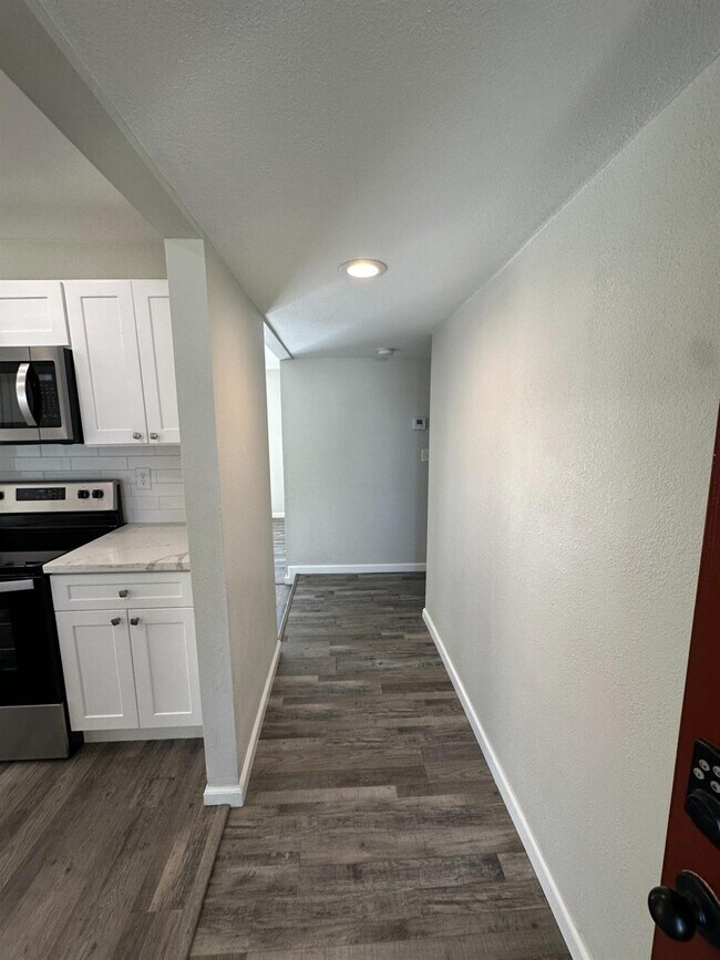 Building Photo - 1459 E Warner Ave