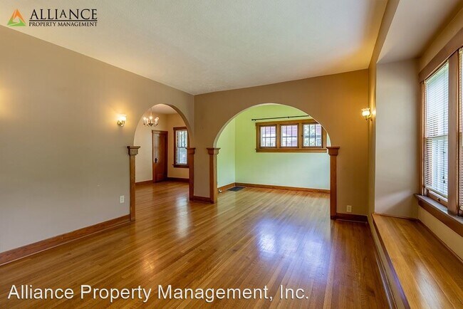 Building Photo - 208 S 17th St