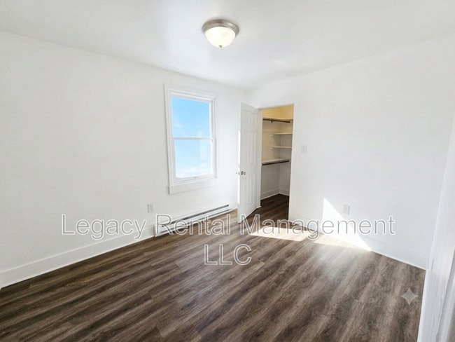 Building Photo - 39 Elm St