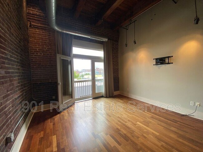 Building Photo - 420 S Front St