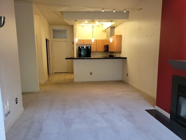 Foto del edificio - Immediate move in available; 1 bedroom condo with large den