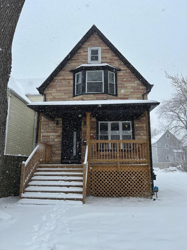 Building Photo - 233 N Lorel Ave